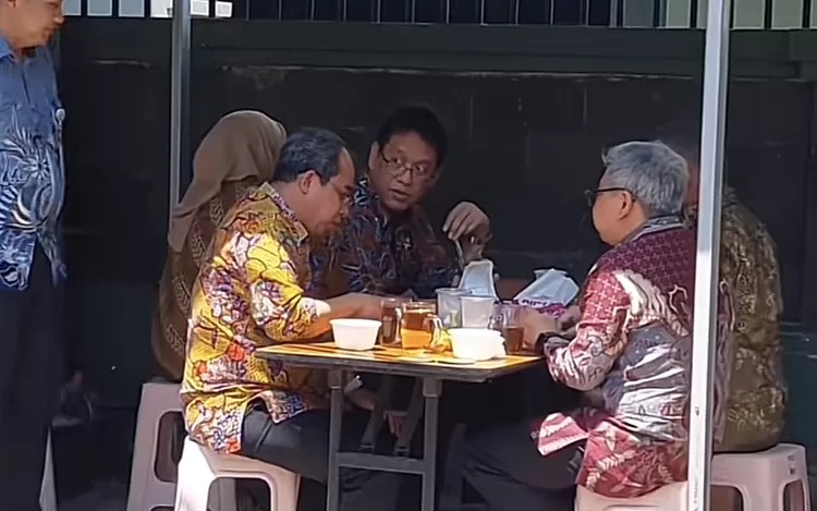 Efek Purbaya Yudhi Sadewa, Warung Ayam Penyet di Pinggir Jalan Mendadak Ramai Pembeli Usai Dikunjungi